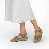 Holly – Natural warmth in soft camel brown