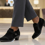 Eva – Sumptuous Elegance in Deep Black