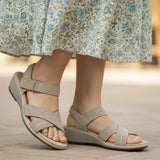 Holly – Warme Eleganz in sanftem Taupe