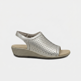 Hazel – Quiet Refinement in Delicate Gray