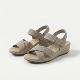 Holly – Natural warmth in soft camel brown